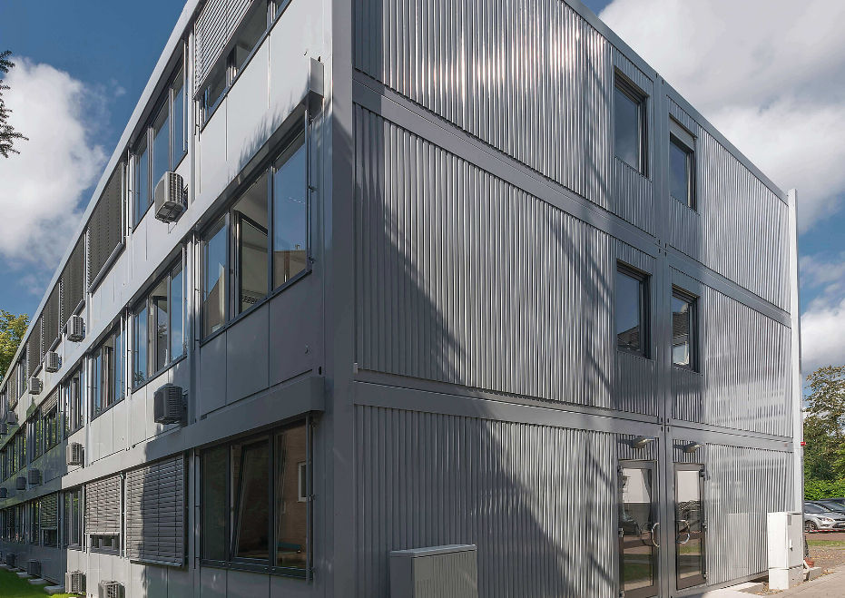 Mehrgeschossiges Modulgebäude mit Fassade aus Metall und Glas